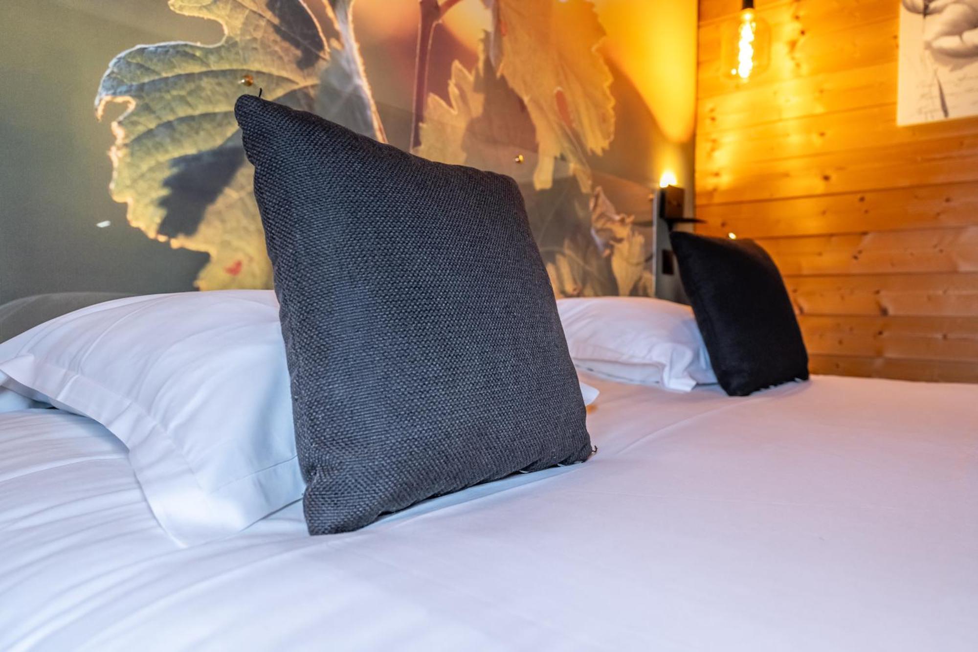 Hotel Quai Des Pontis คอญญัก ภายนอก รูปภาพ